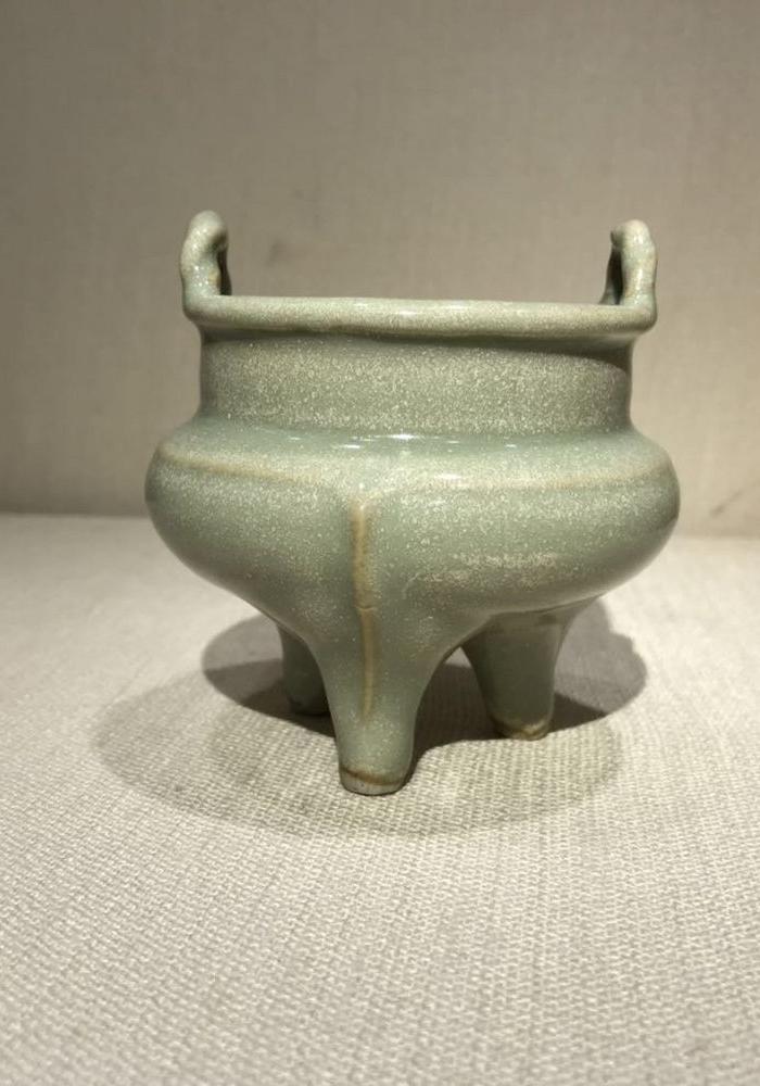 华夏古玩城 瓷器 高古 > 元 龙泉青釉绳耳鬲式三足香炉 年代:元代