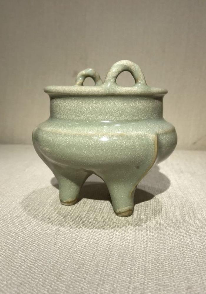 华夏古玩城 瓷器 高古 > 元 龙泉青釉绳耳鬲式三足香炉 年代:元代