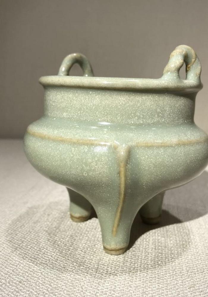 华夏古玩城 瓷器 高古 > 元 龙泉青釉绳耳鬲式三足香炉 年代:元代