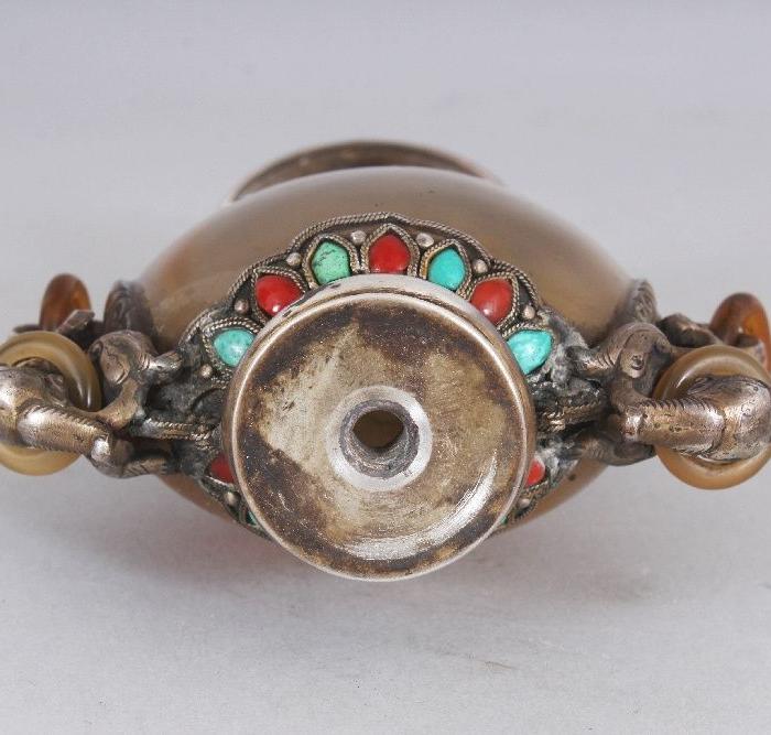 清中晚期 蒙古风格玛瑙包银螭龙双耳鼻烟壶