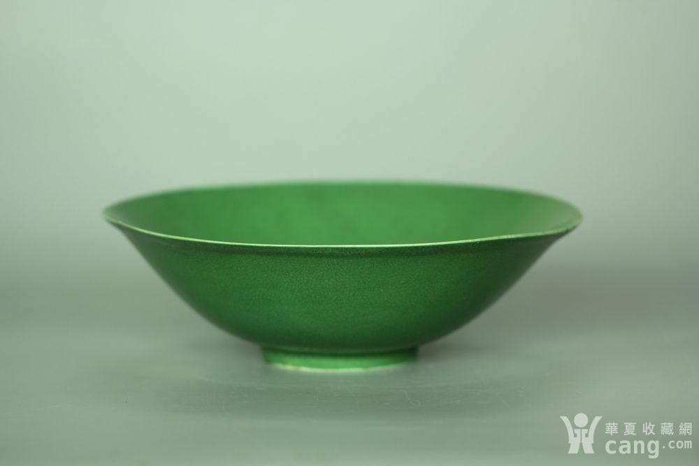 器型优美典雅,碗内外壁通体满绿,釉层均匀较薄,釉色稳定,呈翠绿色