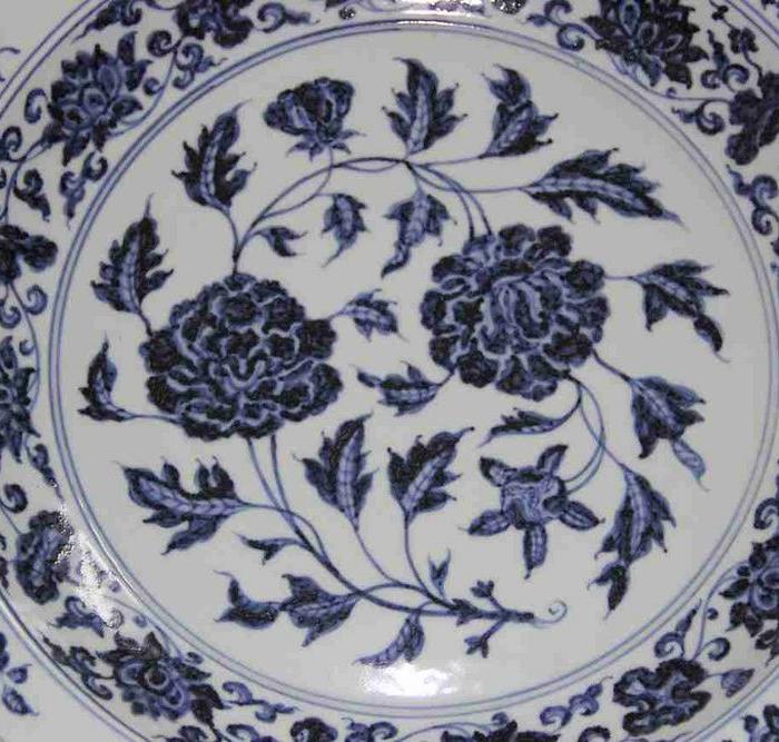 宣德青花缠枝牡丹纹大盘