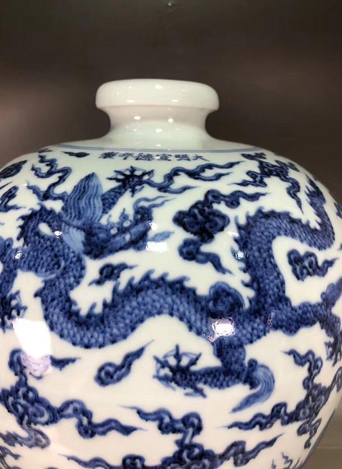 成化款青花龙纹底款龙款梅瓶