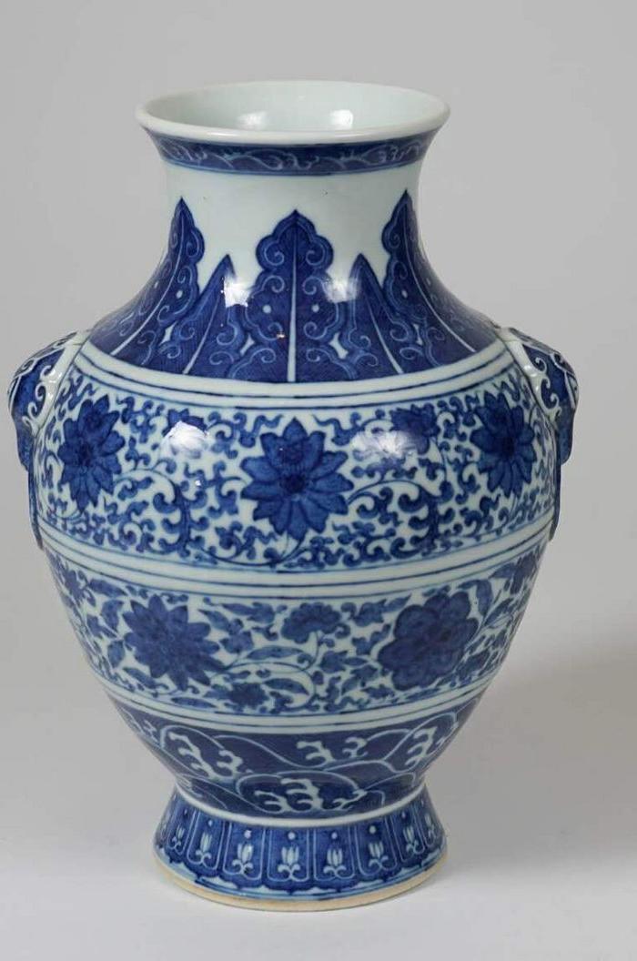 大清乾隆青花缠枝莲纹狮耳瓶