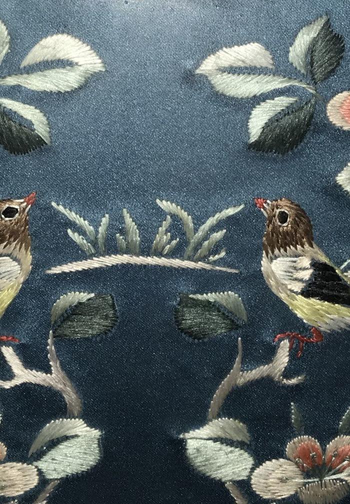 花鸟刺绣一幅,带裱框