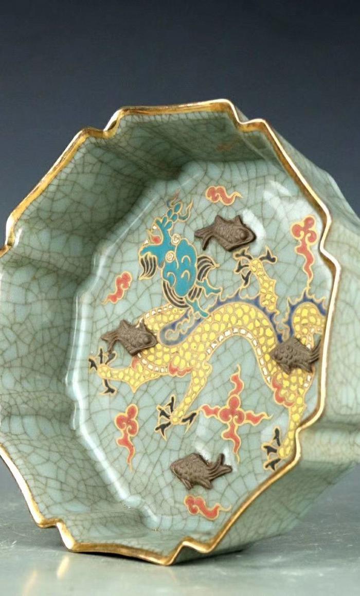 北宋官窑 奉华 款 183 龙纹小开片瓜棱笔洗