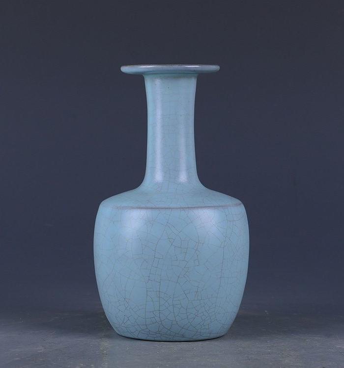华夏古玩城 瓷器 高古 > 汝窑天蓝釉开片盘口瓶带款 年代:宋代 艺术