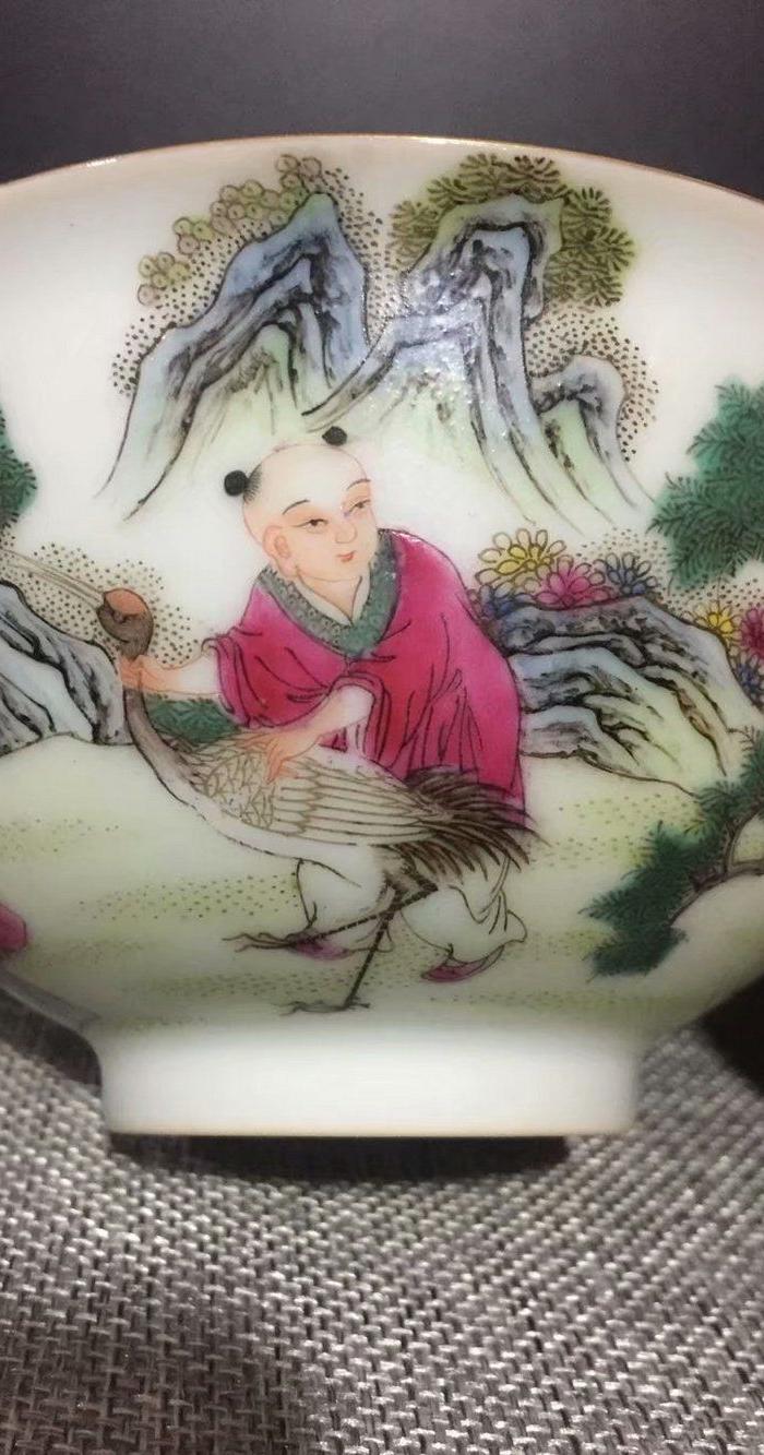 大清乾隆年制粉彩人物碗