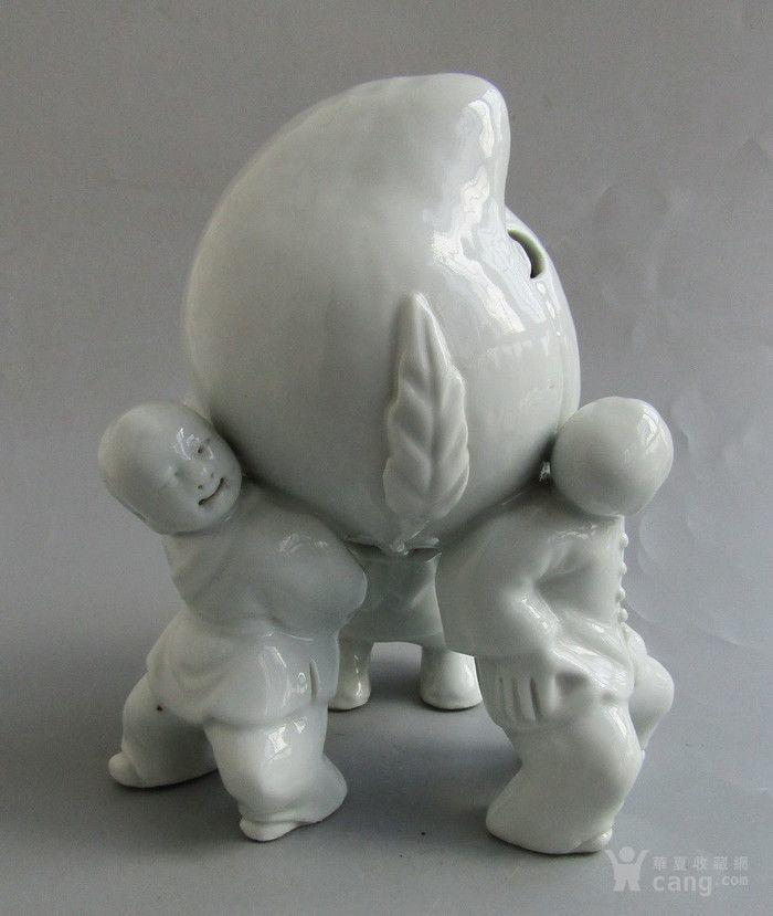 民国德化白瓷三童背寿桃摆件