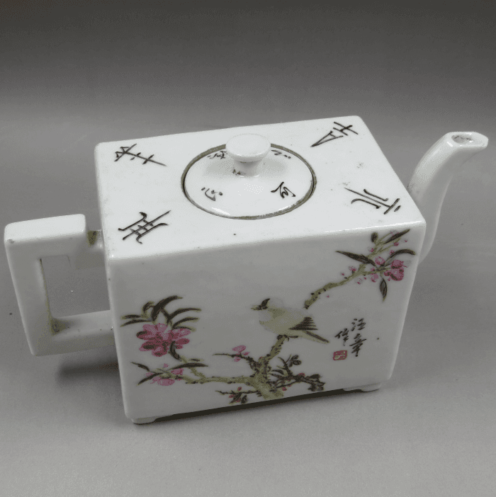 汪章 浅绛彩花鸟纹壶