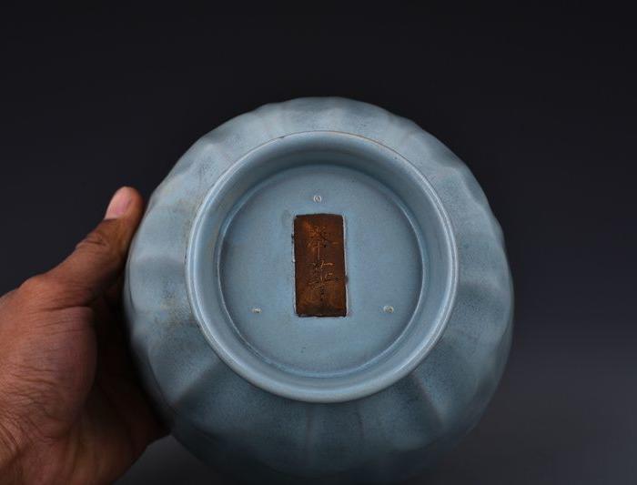 华夏古玩城 瓷器 其它 > 汝窑天青釉 奉华 款莲瓣纹碗 艺术类别:单色