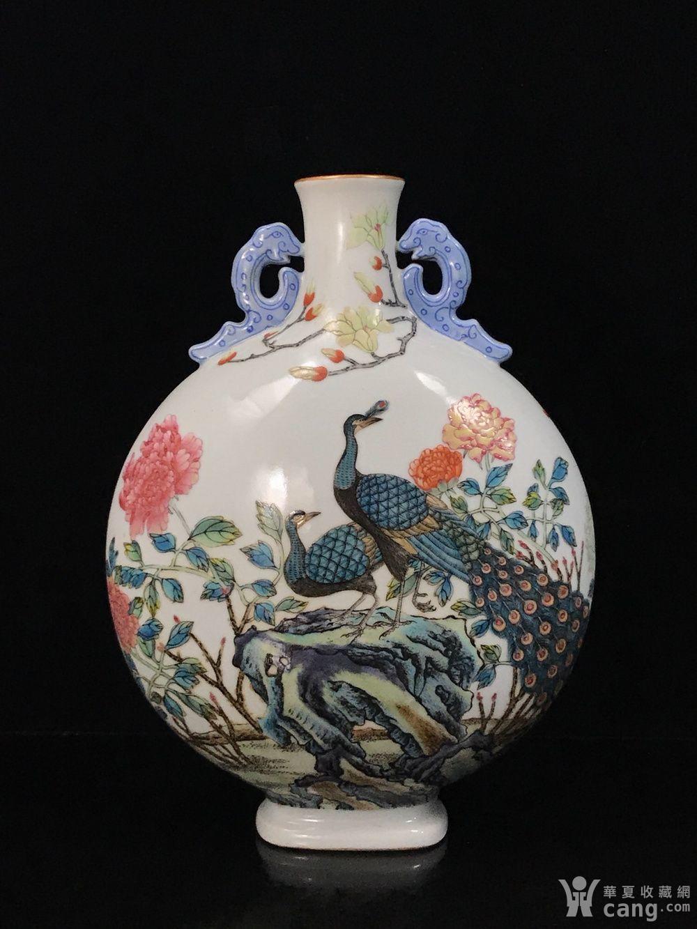 清乾隆珐琅彩孔雀戏牡丹纹抱月瓶28.5 21