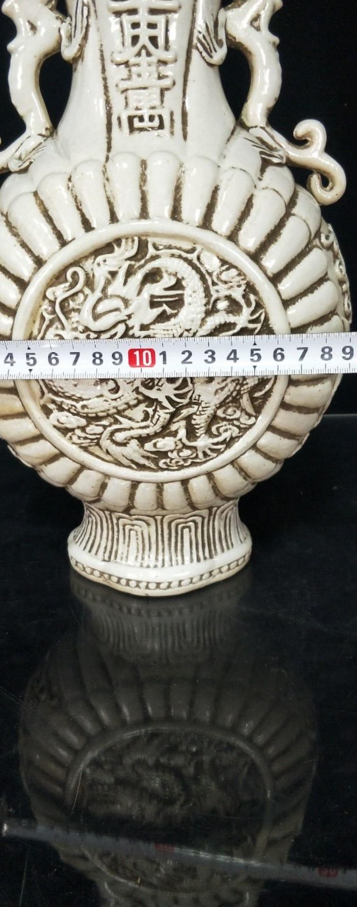 民国王炳荣浮雕龙纹扁瓶