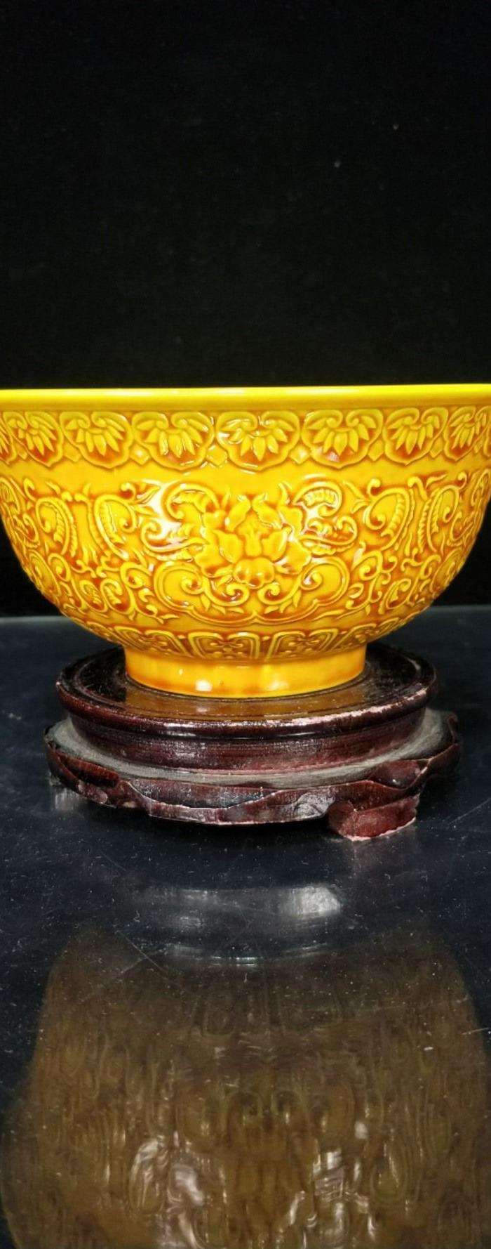 明黄釉浮雕花卉碗