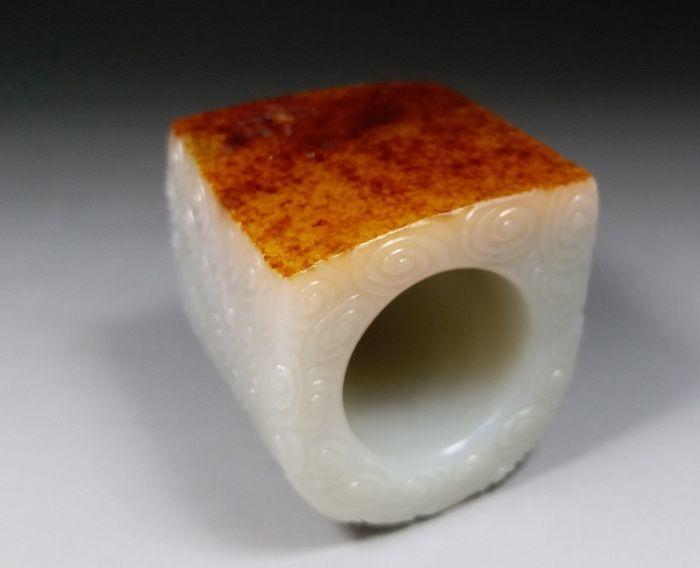 清代和田青白玉马鞍形祥