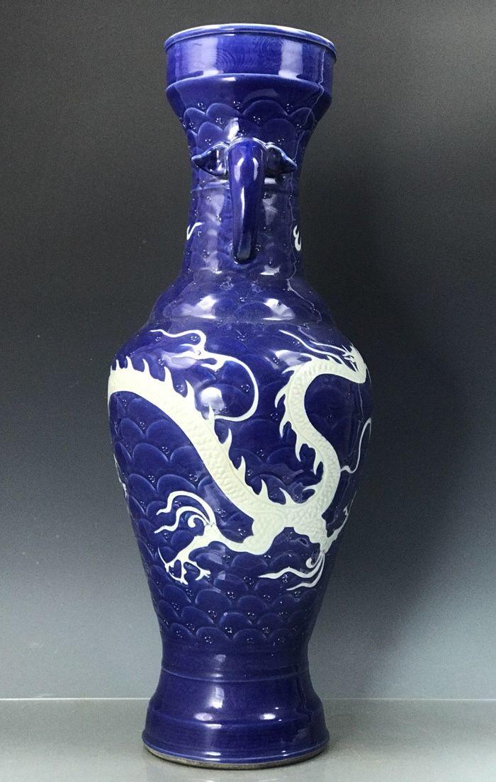 华夏古玩城 瓷器 其它 > 元宝石蓝釉留白雕刻海水龙纹xiang耳瓶