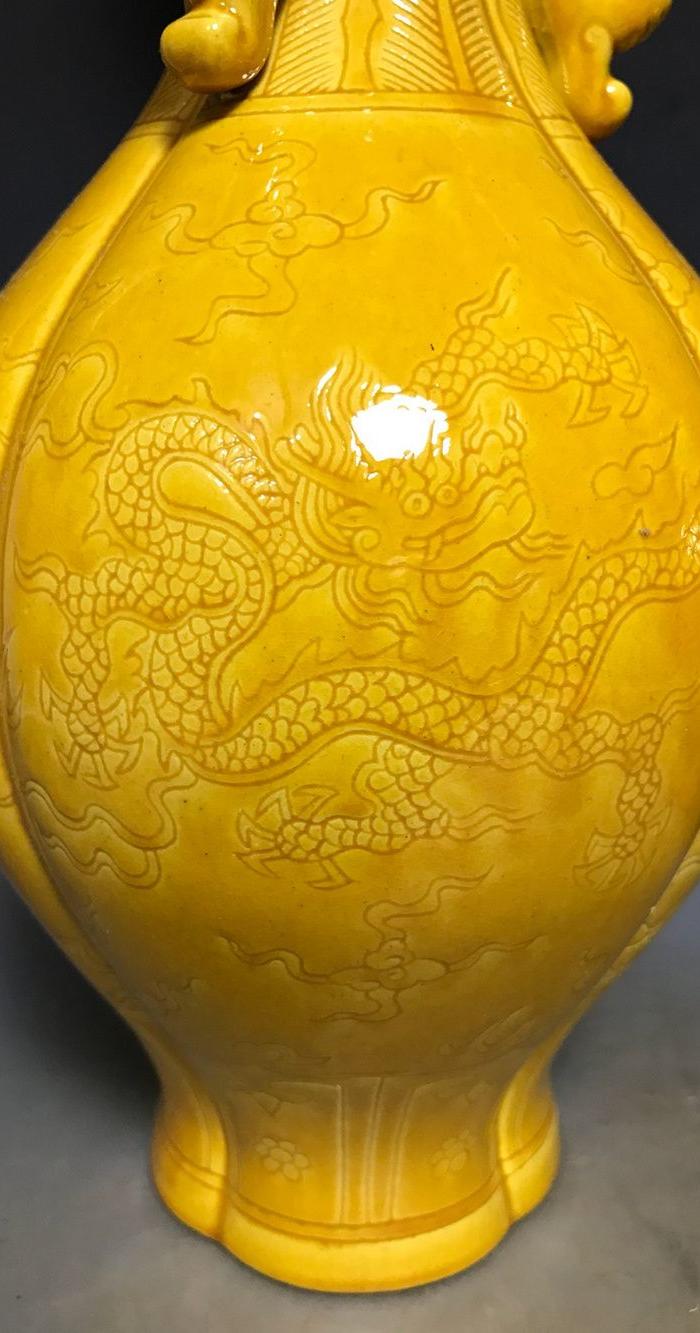 华夏古玩城 瓷器 其它 > 明弘治黄釉暗工龙纹瓶