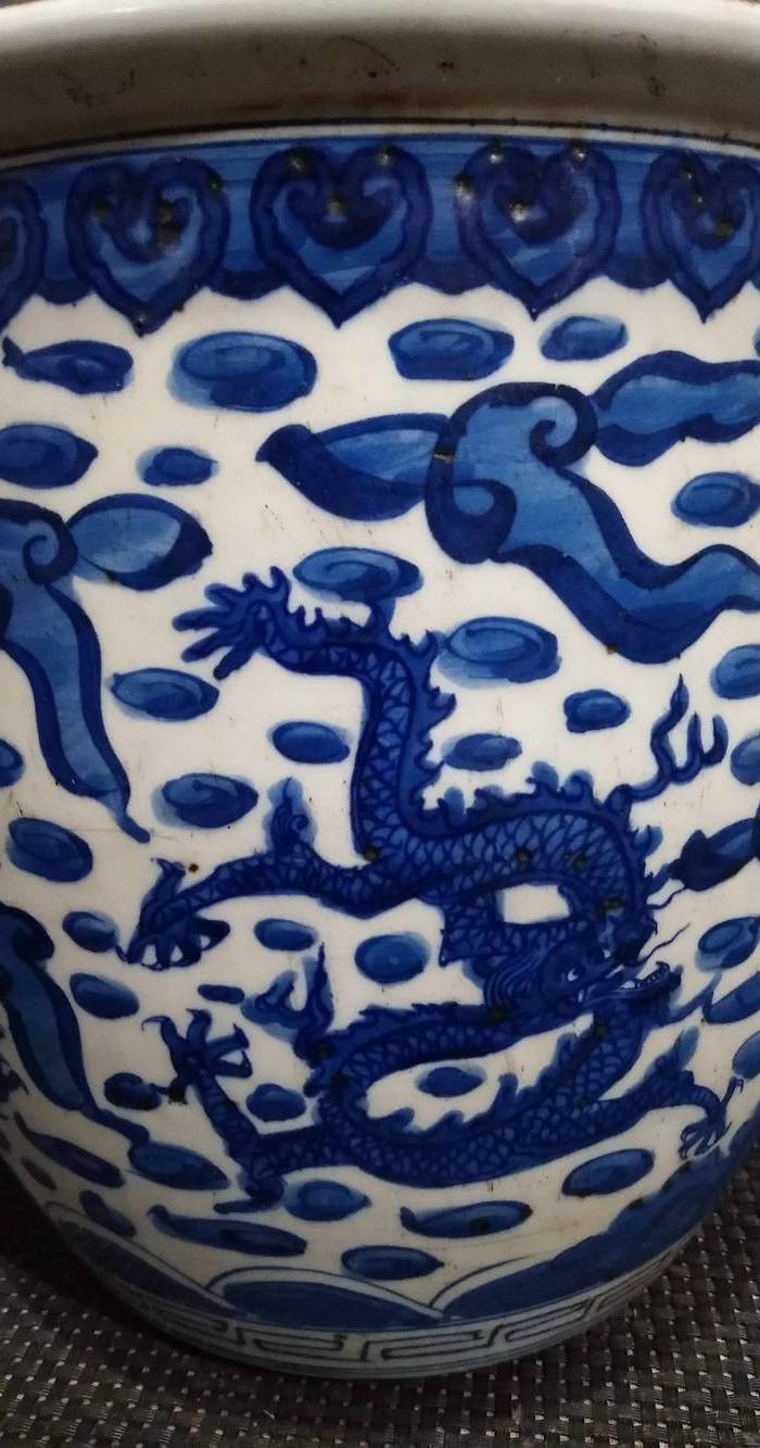 华夏古玩城 瓷器 其它 > 大明万历年制,手绘青花龙缸
