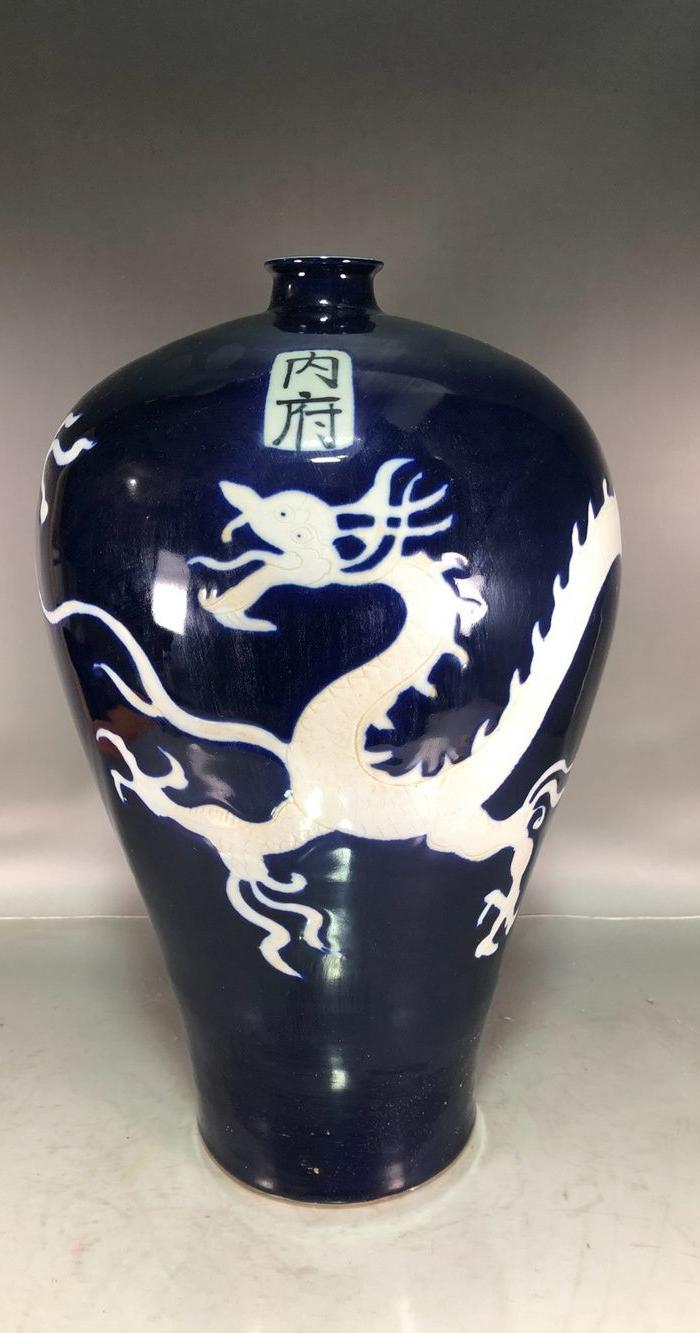 华夏古玩城 瓷器 其它 > 元代内府霁兰留白雕刻龙纹梅瓶