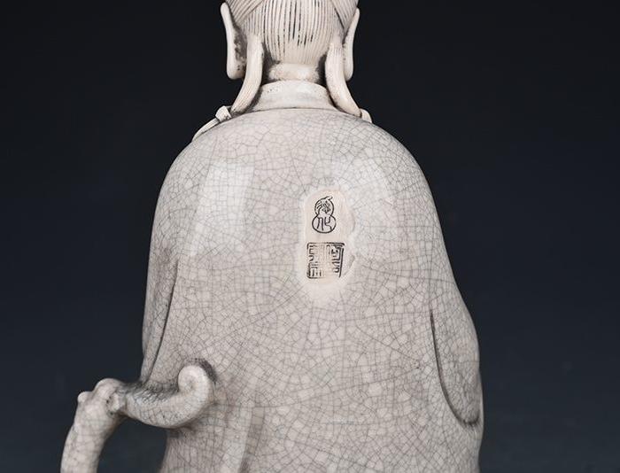 德化窑何朝宗款哥釉观音