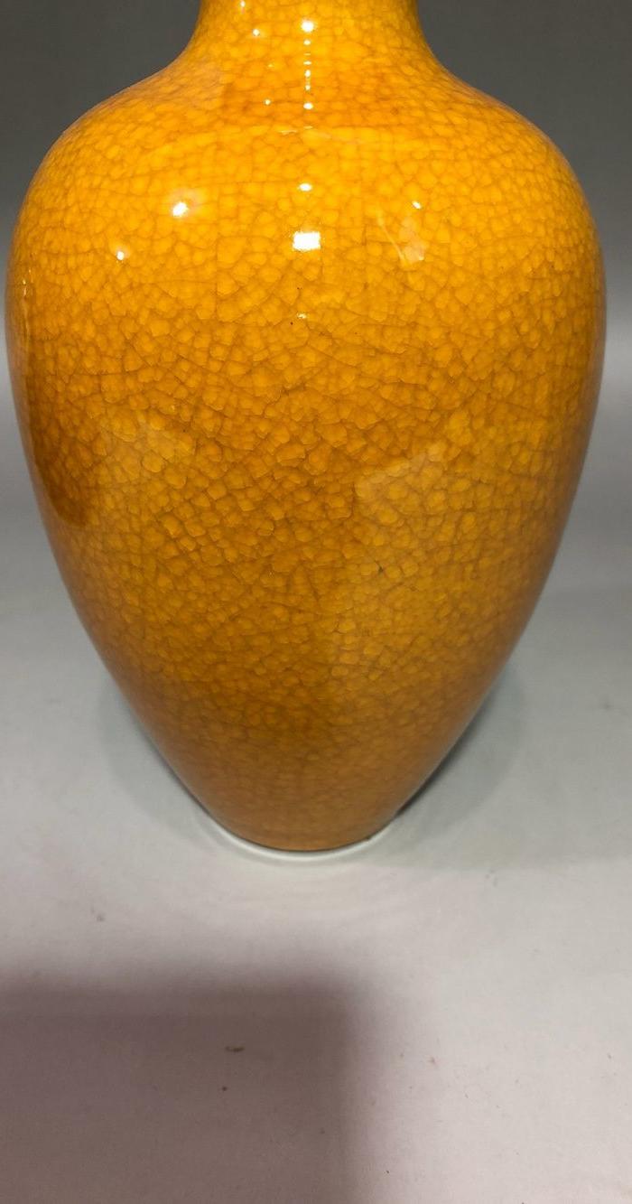 q代乾隆黄釉描金开片瓶