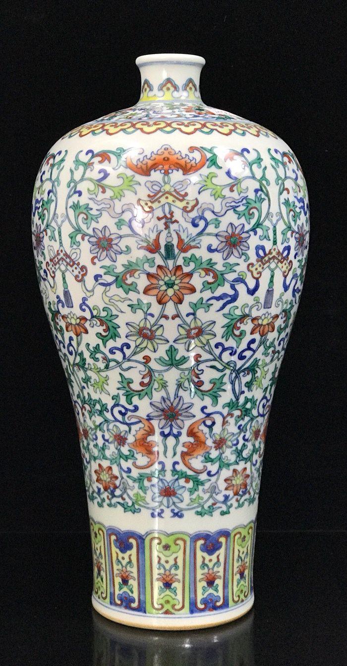 清乾隆斗彩缠枝莲福寿梅瓶,35x17