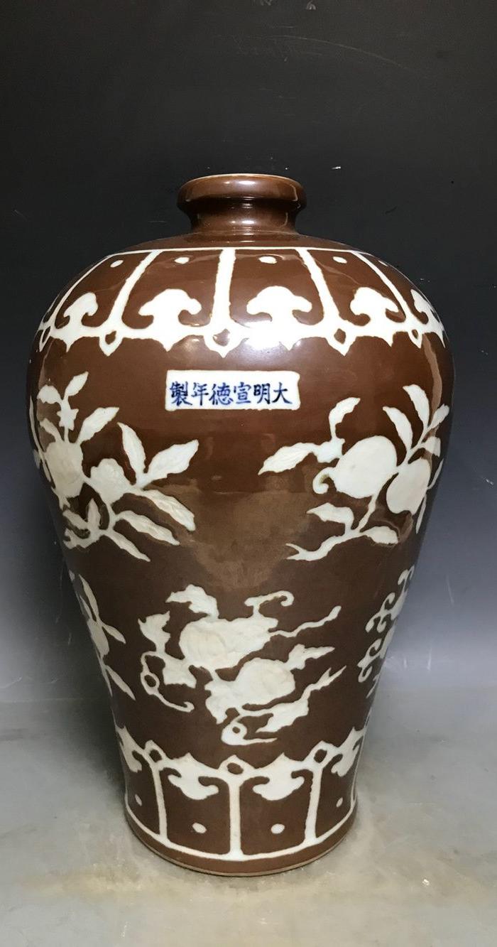 明宣德紫金釉留白三果纹梅瓶