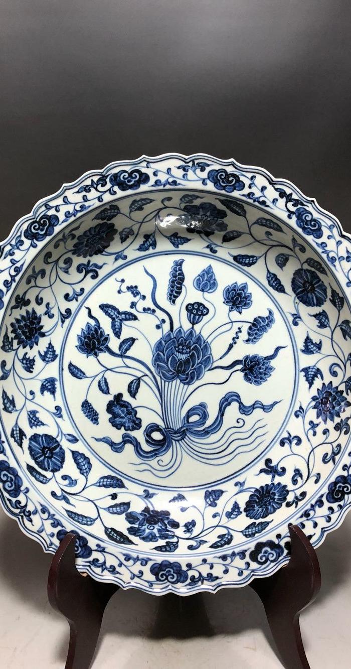 明代宣德青花一束莲花边盘