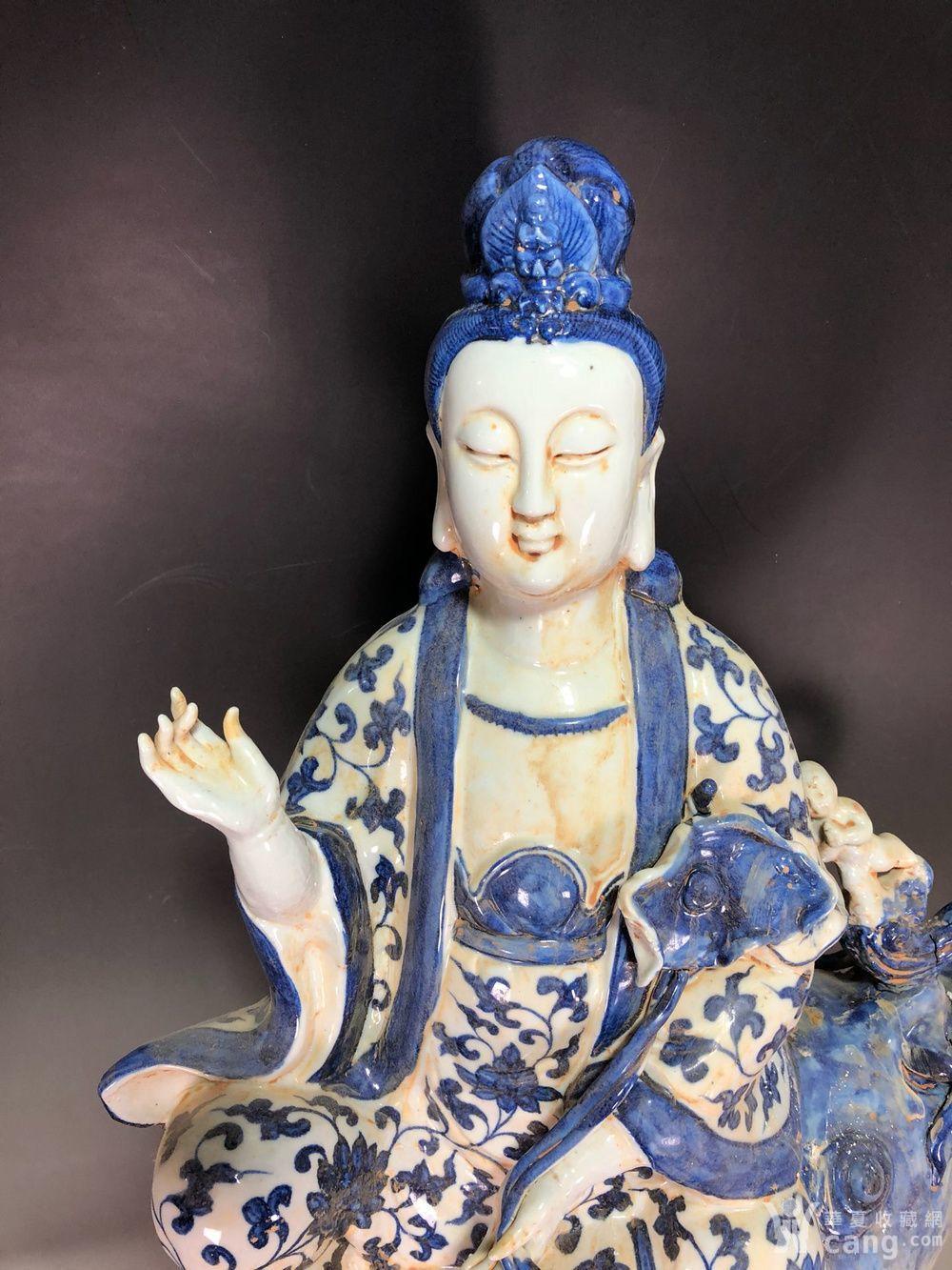 明代青花缠枝莲雕刻骑鱼观音