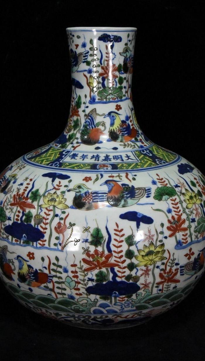 华夏古玩城 瓷器 其它 > 明代嘉靖斗彩鸳鸯戏水天球瓶