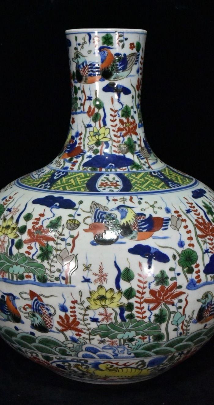 明代嘉靖斗彩鸳鸯戏水天球瓶