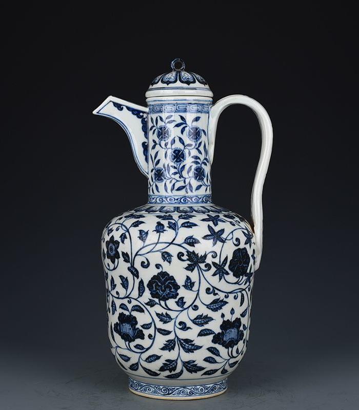 青花缠枝花卉纹执壶