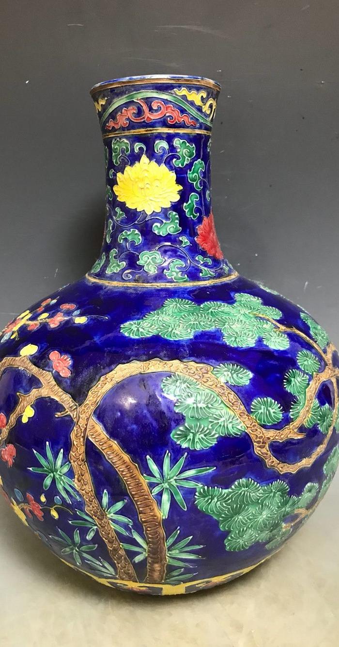 明永乐珐华彩松竹梅堆工天球瓶