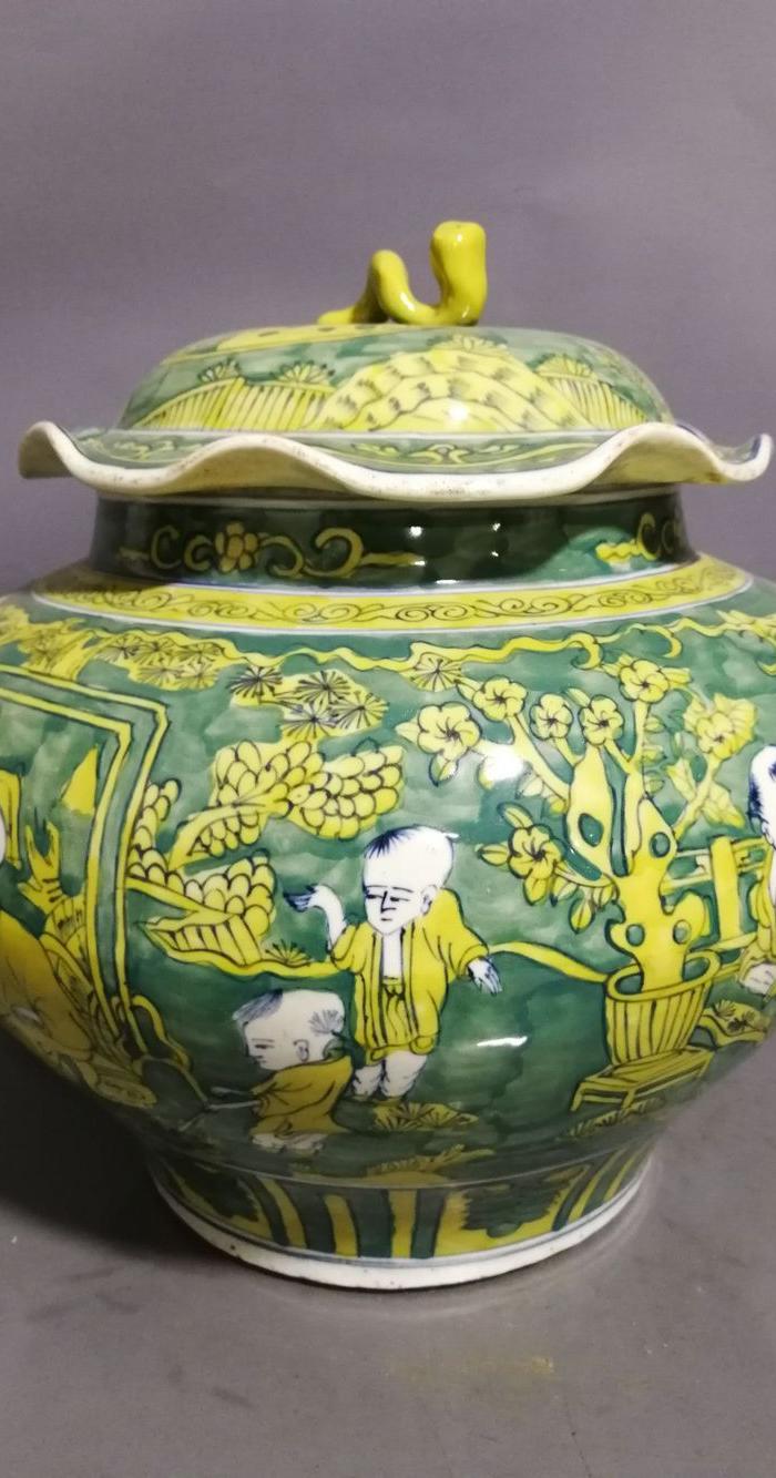 华夏古玩城 瓷器 其它 > 明代素三彩婴戏荷叶盖罐