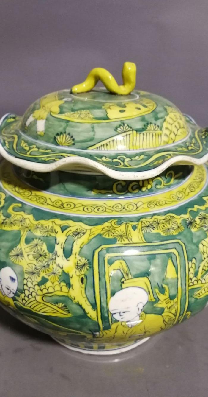 明代素三彩婴戏荷叶盖罐