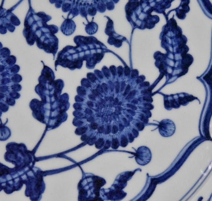 明代宣德青花缠枝菊花盘