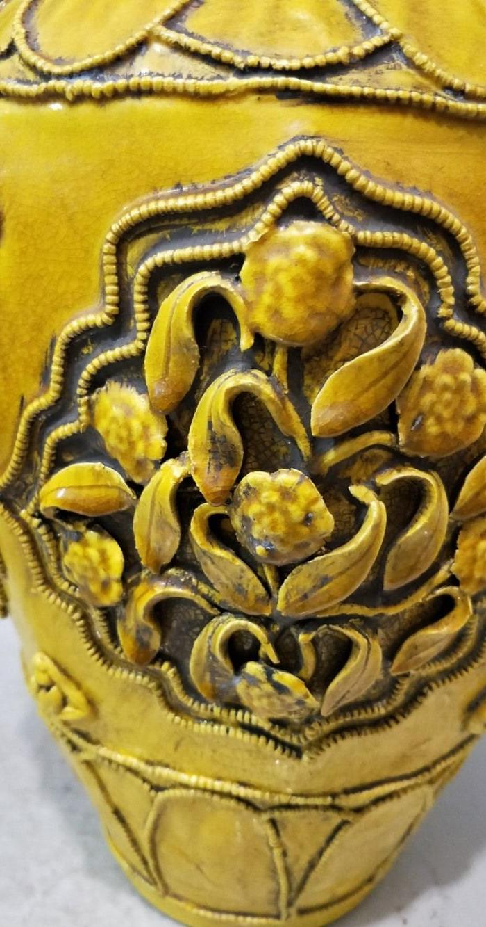 华夏古玩城 瓷器 其它 > 元代黄釉雕刻捏花梅瓶
