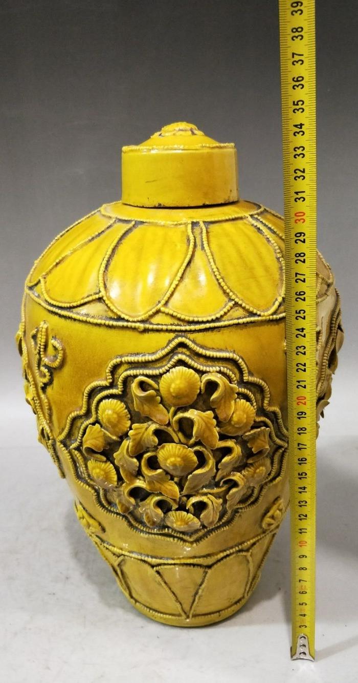 华夏古玩城 瓷器 其它 > 元代黄釉雕刻捏花梅瓶