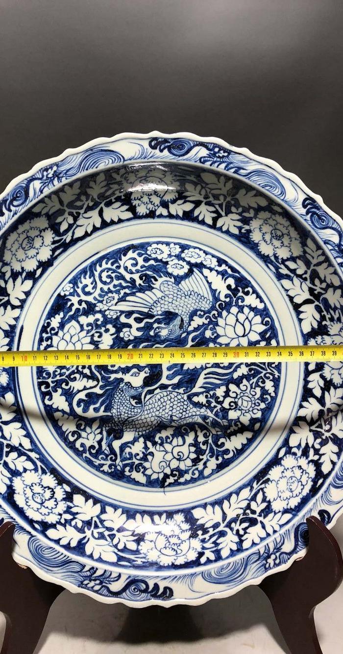 元代青花留白缠枝牡丹凤纹麒麟花边盘