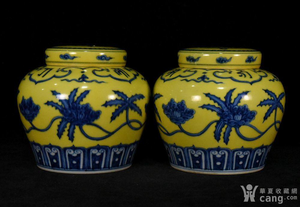 明代娇黄釉青花秋葵纹天字罐一对