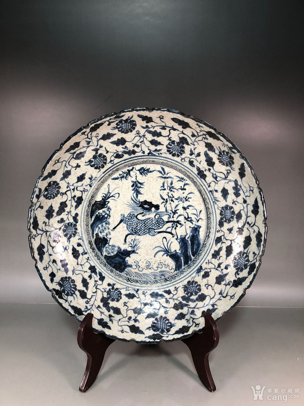 华夏古玩城 瓷器 其它 > 明代建文青花麒麟纹花边盘