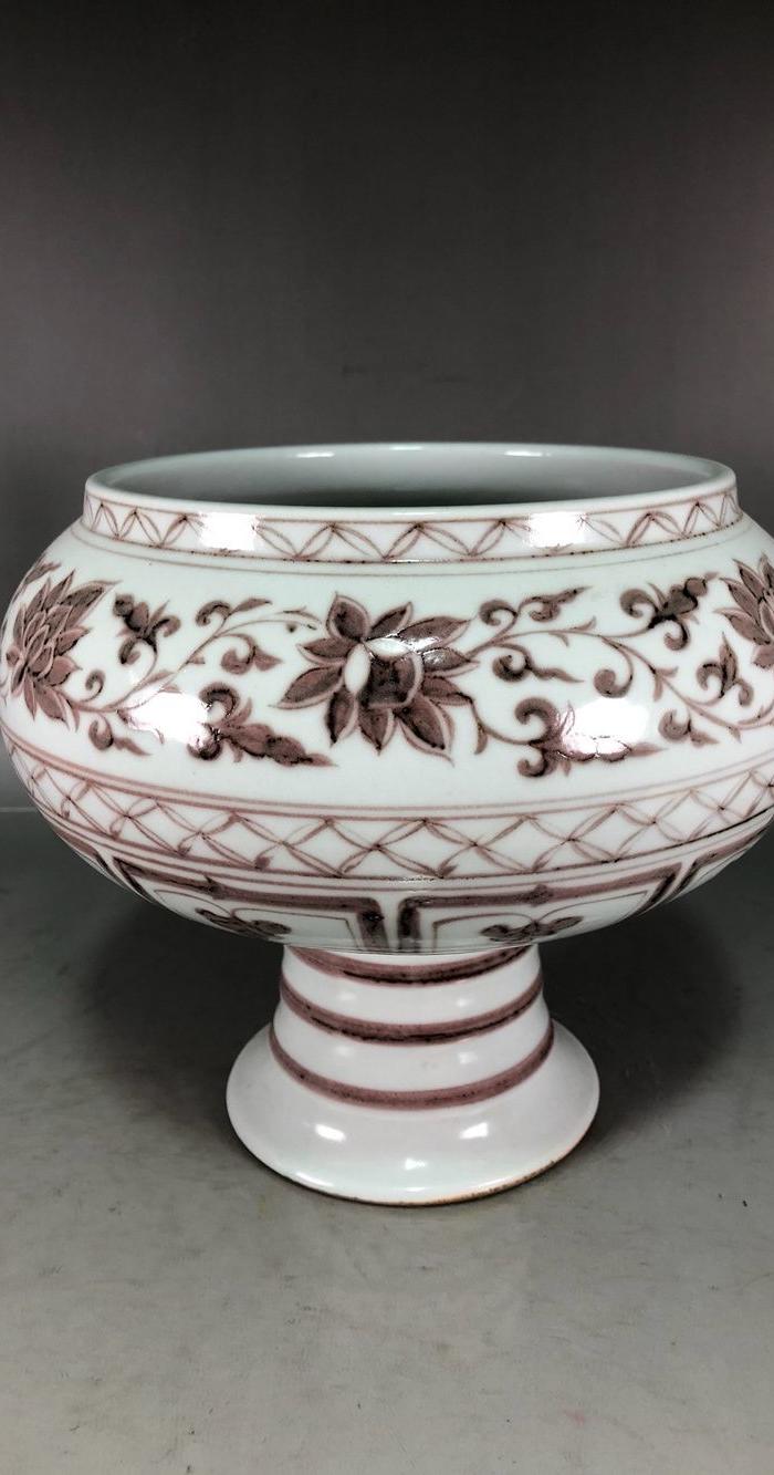 华夏古玩城 瓷器 其它 > 元代釉里红缠枝莲龙纹高脚笔洗