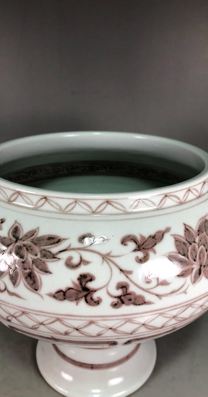 元代釉里红缠枝莲龙纹高脚笔洗