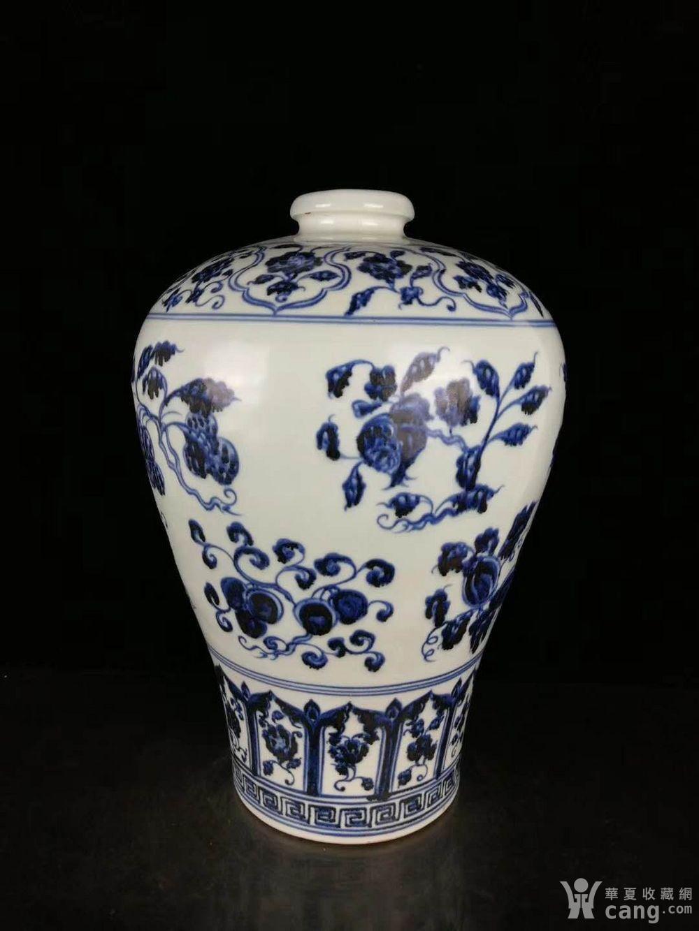 明宣德年青花三果纹梅瓶