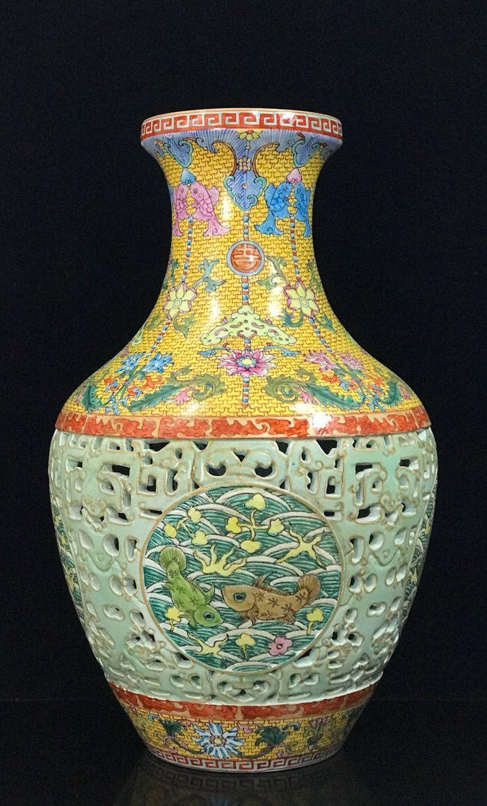 清乾隆珐琅彩雕刻海水鱼纹镂空瓶