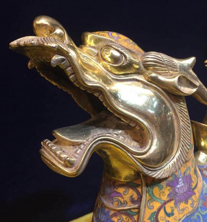 掐丝珐琅 麒麟献宝