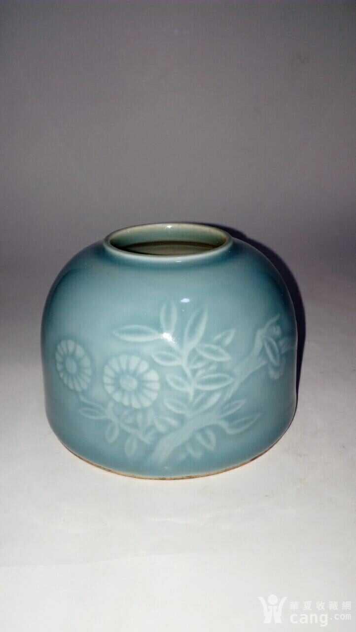 大清乾隆年制天青釉堆白花蝶纹水盂