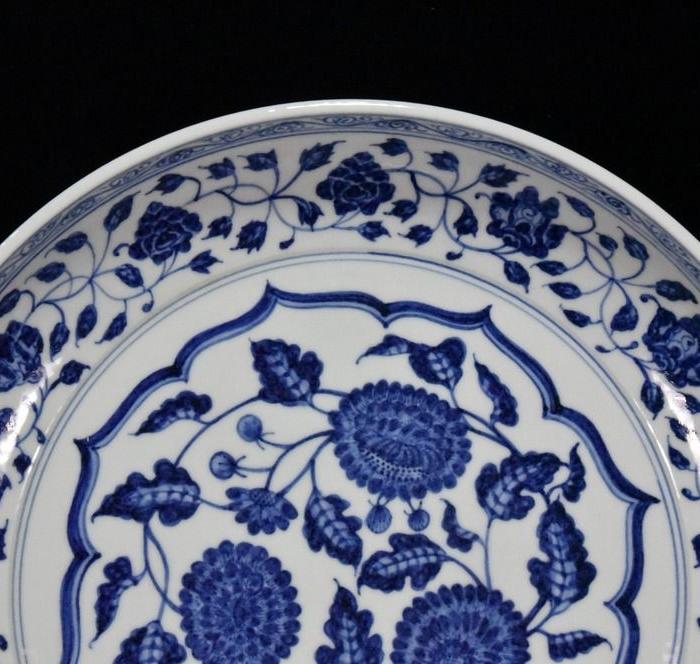 明代宣德青花缠枝菊花盘