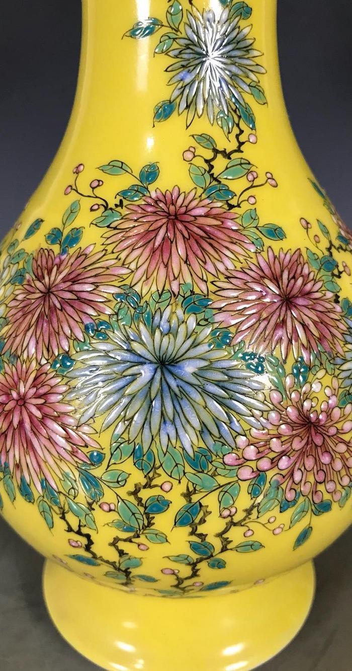 华夏古玩城 瓷器 其它 > 清雍正珐琅彩菊花纹花觚