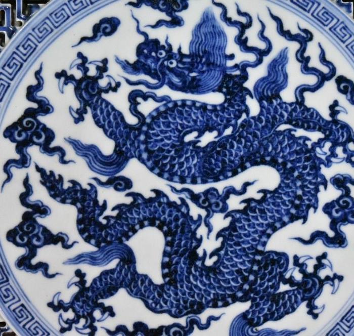 明代宣德青花龙纹双层镂空方茶盘